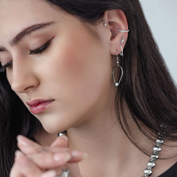 Mujer con pendientes de plata Double Mesh de Wildcat, primer plano