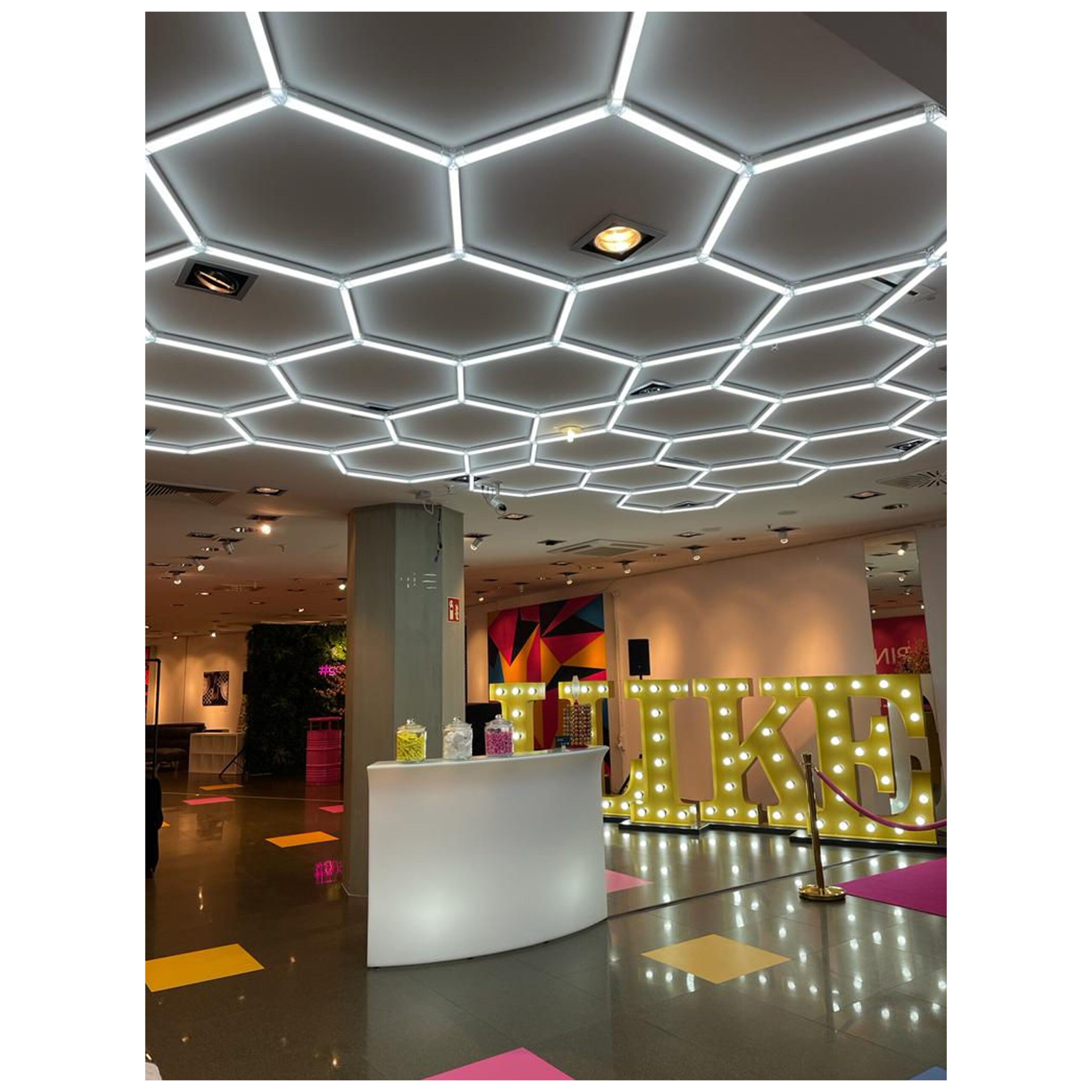 LED Deckenleuchte mit 14 Gitter in modernem Studio Moderne LED Deckenleuchte mit 14 Gitterelementen in einem stilvollen Studio mit dekorativen Elementen