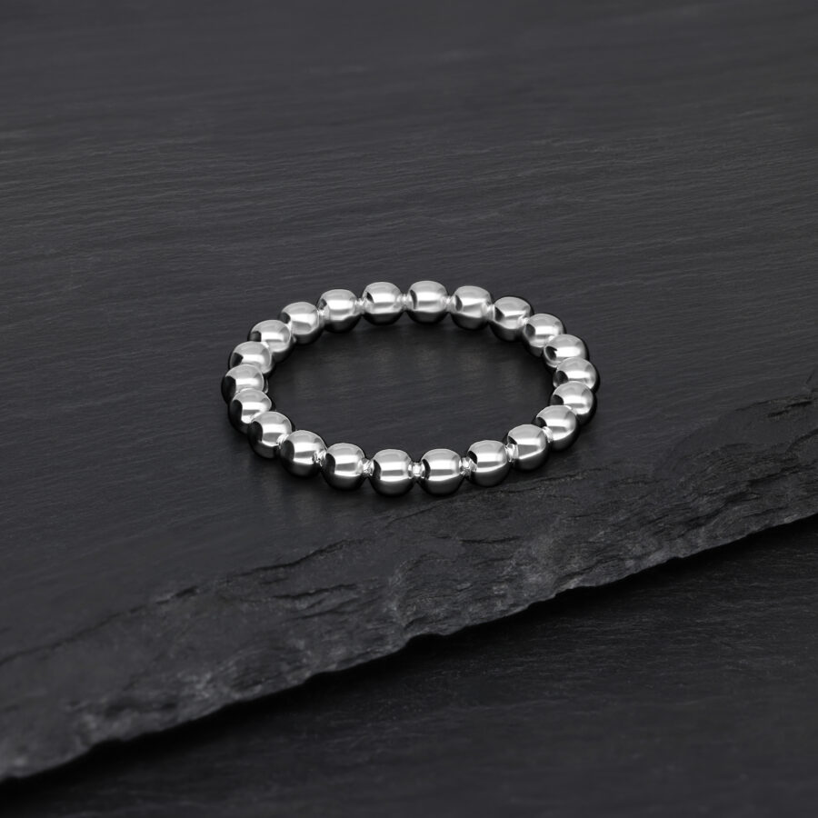 Anillo Bubble plateado de acero quirúrgico sobre fondo negro