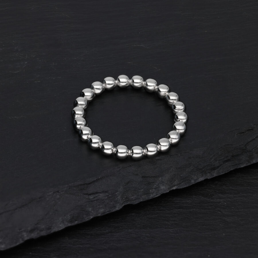 Anillo de burbujas plateado sobre fondo negro