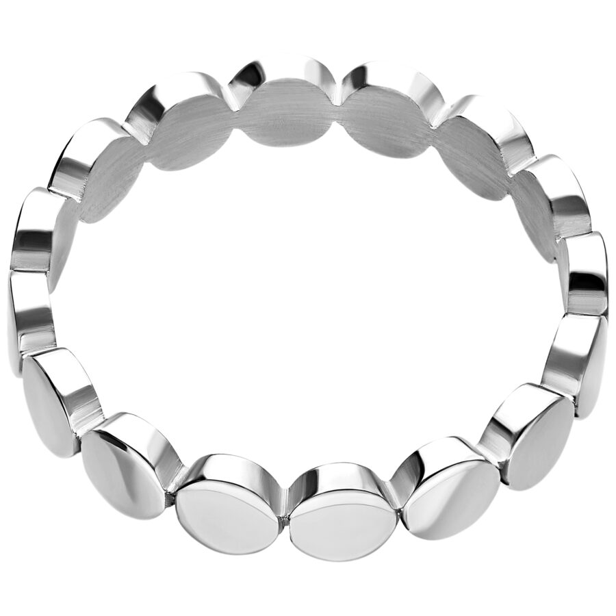 Anillo plateado de acero quirúrgico con placas redondas sobre fondo blanco