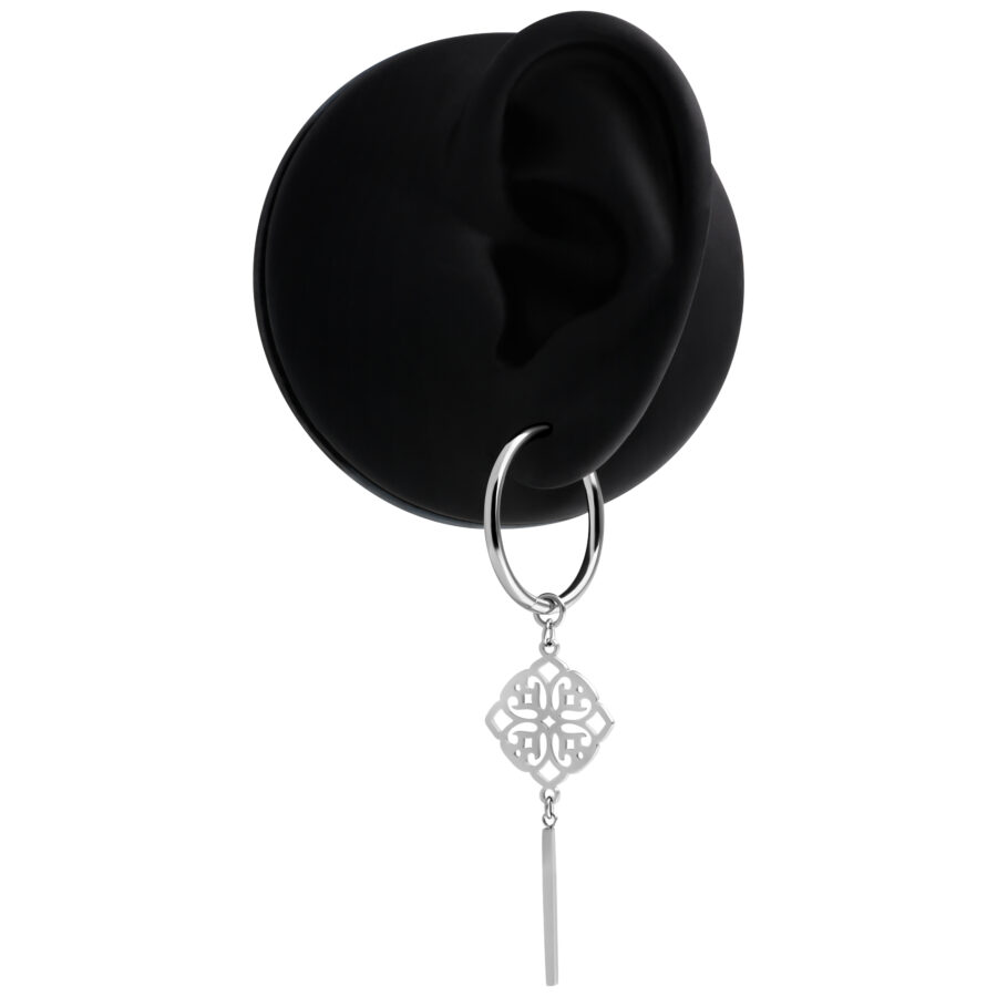 Aros de Trébol de Plata en modelo de oreja negra sobre fondo blanco