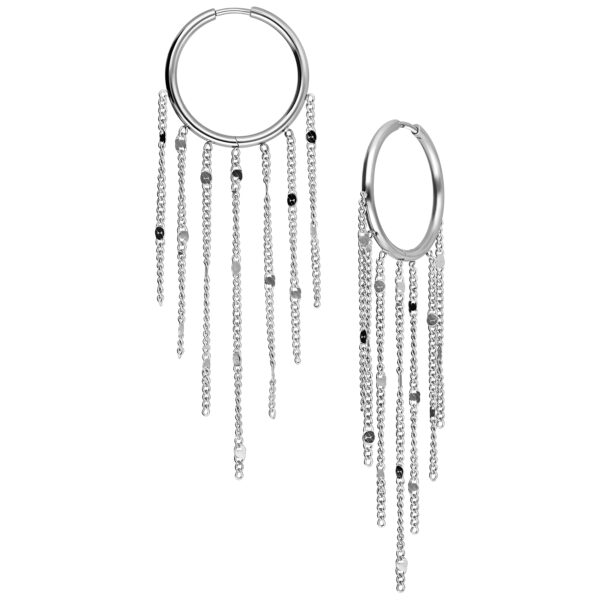 Aros plateados con cadenas colgantes sobre fondo blanco