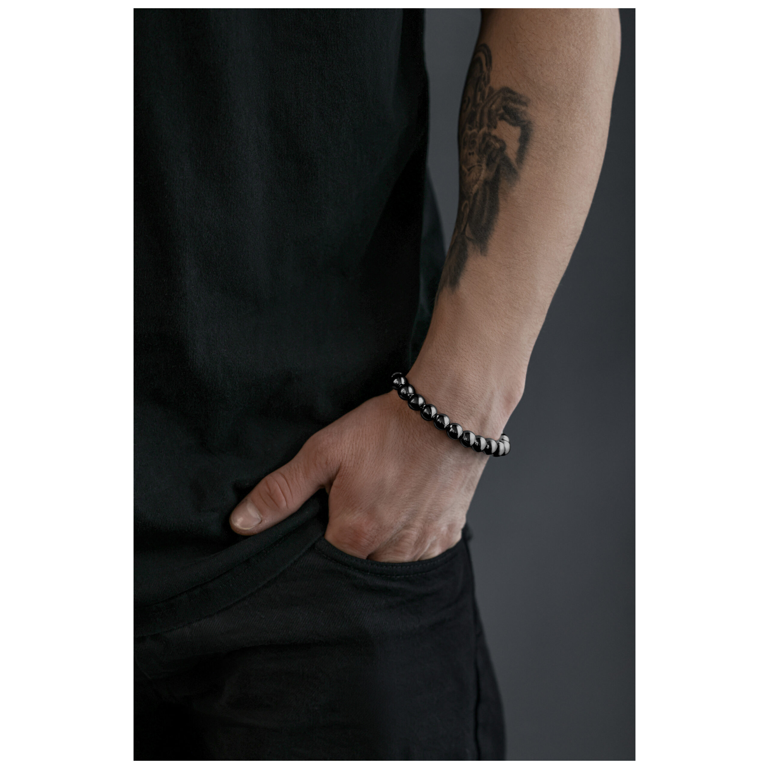 Persona con la pulsera Wildcat Bubble de acero quirúrgico en plata/negro.