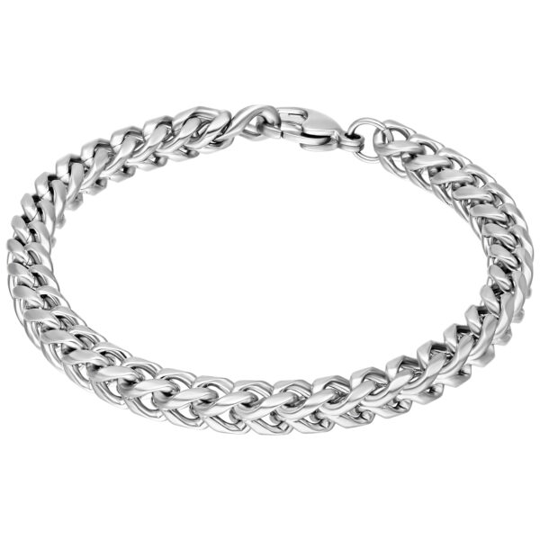 Pulsera trenzada de plata sobre fondo blanco