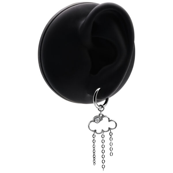 Pendiente negro con colgante de nube y cadenas sobre fondo negro