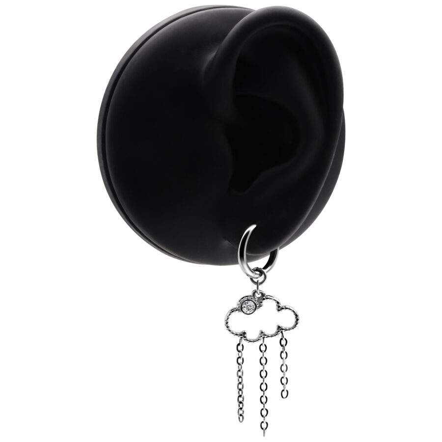 Pendiente negro con colgante de nube y cadenas sobre fondo negro