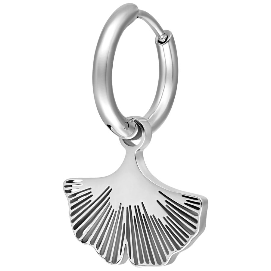 Pendientes de acero inoxidable plateados con diseño de Ginkgo sobre fondo blanco