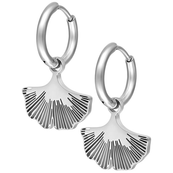 Aros plateados con colgantes de hojas de Ginkgo sobre fondo blanco