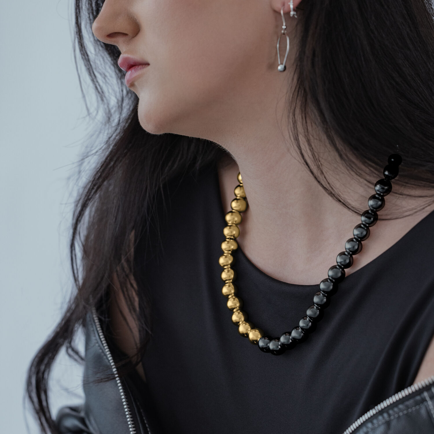 Mujer lleva collar Bubble dorado y negro de acero quirúrgico