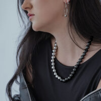 Collar Bubble en Plata y Negro Mujer lleva Collar Bubble en Plata/Negro de acero quirúrgico con camiseta negra