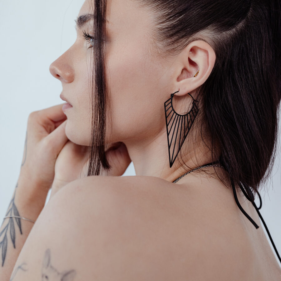Pendientes Prisma Hoops negros en una mujer con cabello castaño, fotografiada de lado