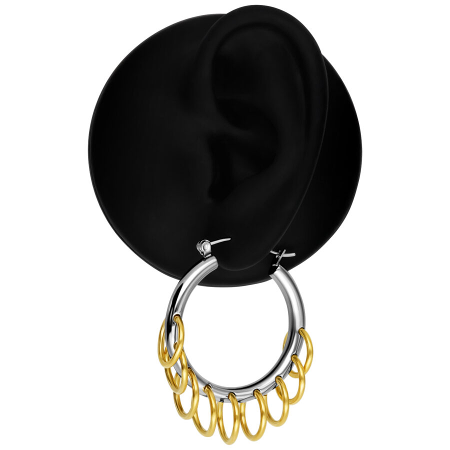 Aro plateado con varios anillos dorados sobre fondo negro