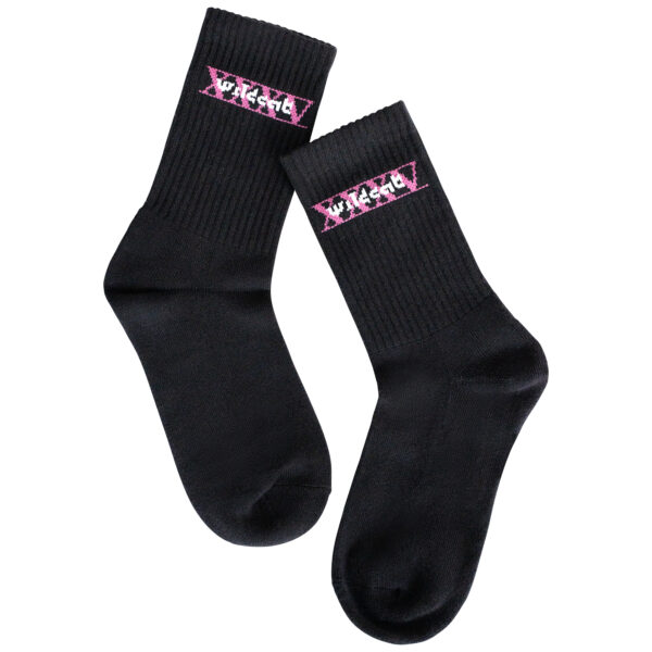 Calcetines negros con logo de Wildcat rosa sobre fondo blanco, talla 36-40