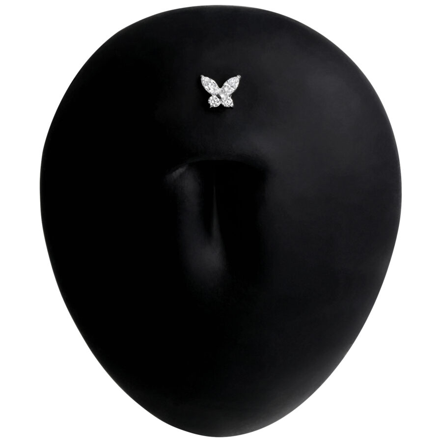 Piercing de labret de titanio negro con motivo de mariposa sobre fondo negro