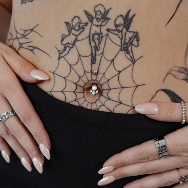Piercing de ombligo Diana Bananabell con piedras cristalinas, manos con joyas