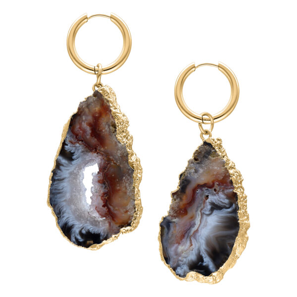Dos pendientes de Ágata India dorada con patrón de piedra natural sobre fondo blanco