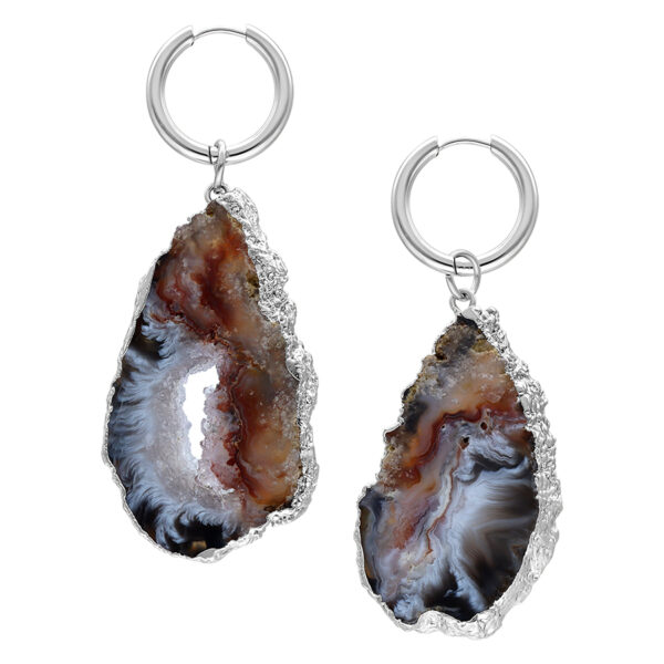 Pendientes plateados con colgante de Indian Agate sobre fondo blanco