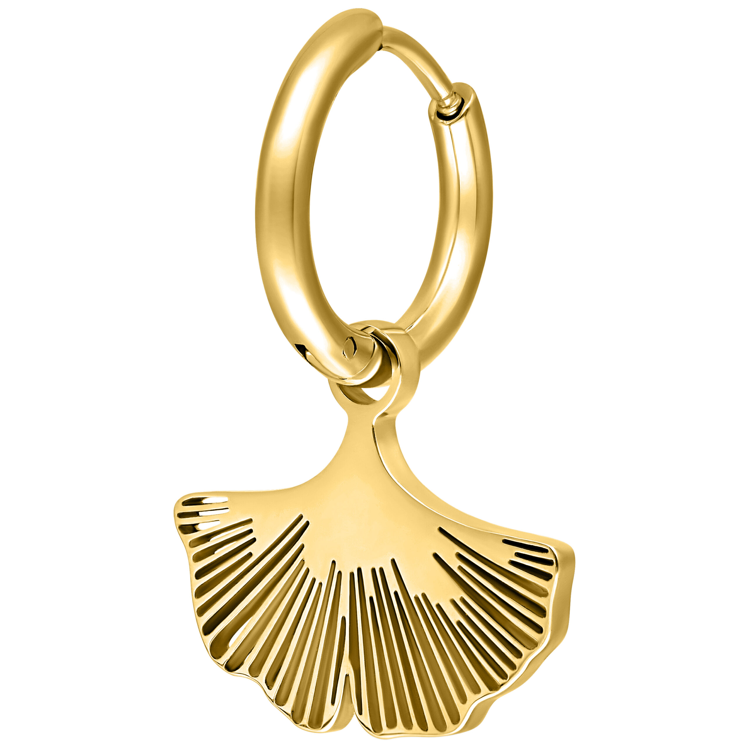 Aros dorados con colgante de hoja de Ginkgo sobre fondo blanco