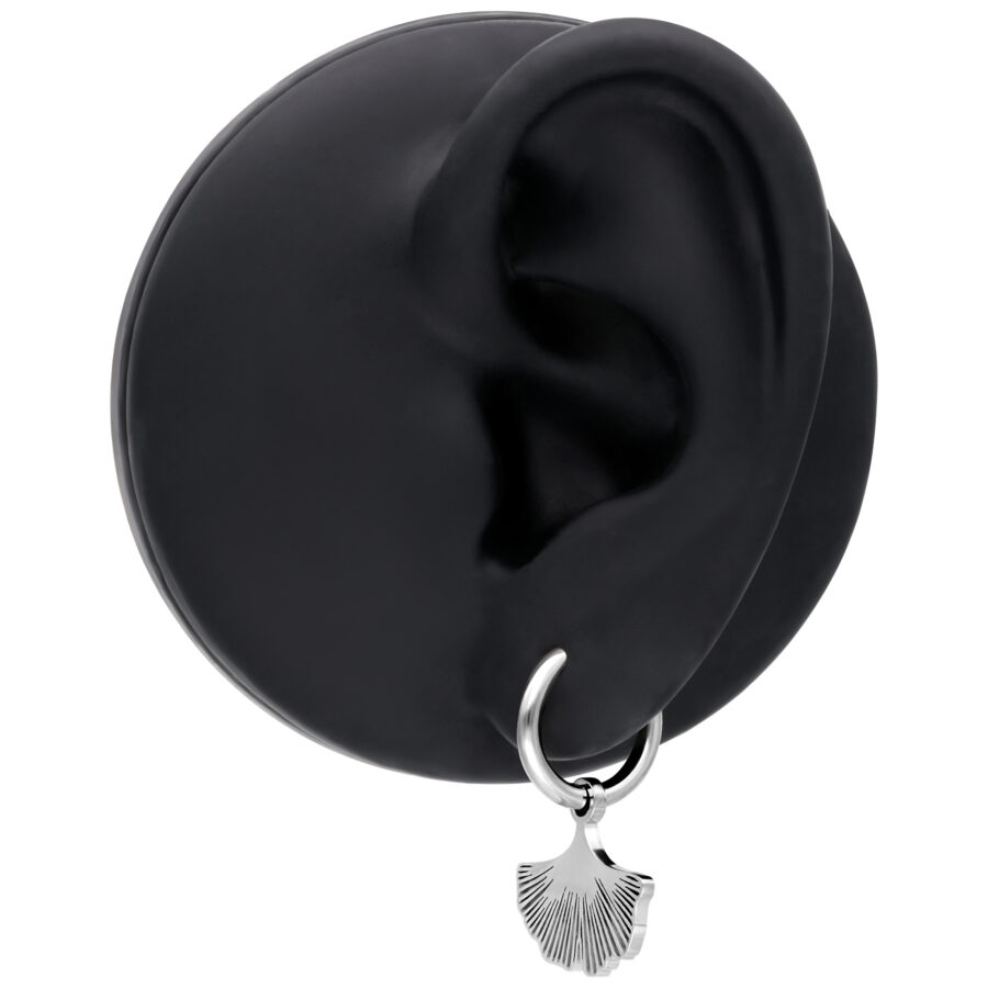 Aros plateados en forma de Ginkgo en una oreja de modelo negra.