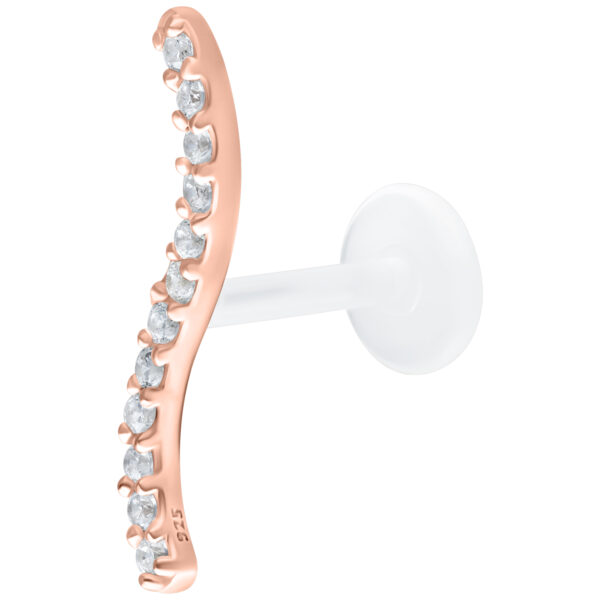 Labret de oro rosa con fila de cristales sobre fondo blanco
