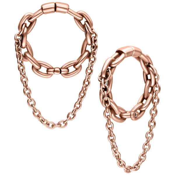 Dos pesos para orejas de doble cadena en oro rosa de acero quirúrgico sobre fondo blanco