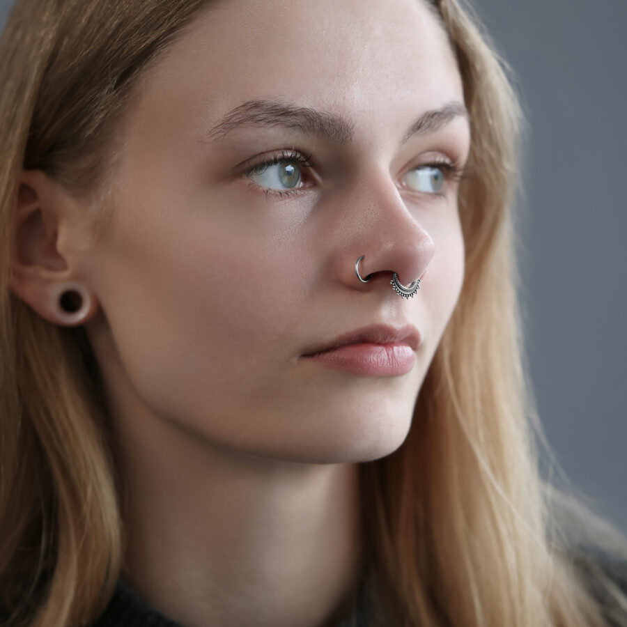 Mujer con septum clicker de plata de Wildcat, fondo gris