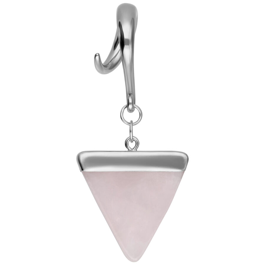 Peso de oreja plateado con colgante de cuarzo rosa triangular sobre fondo blanco