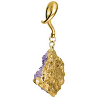 Peso para oreja dorado con piedra de amatista sobre fondo blanco