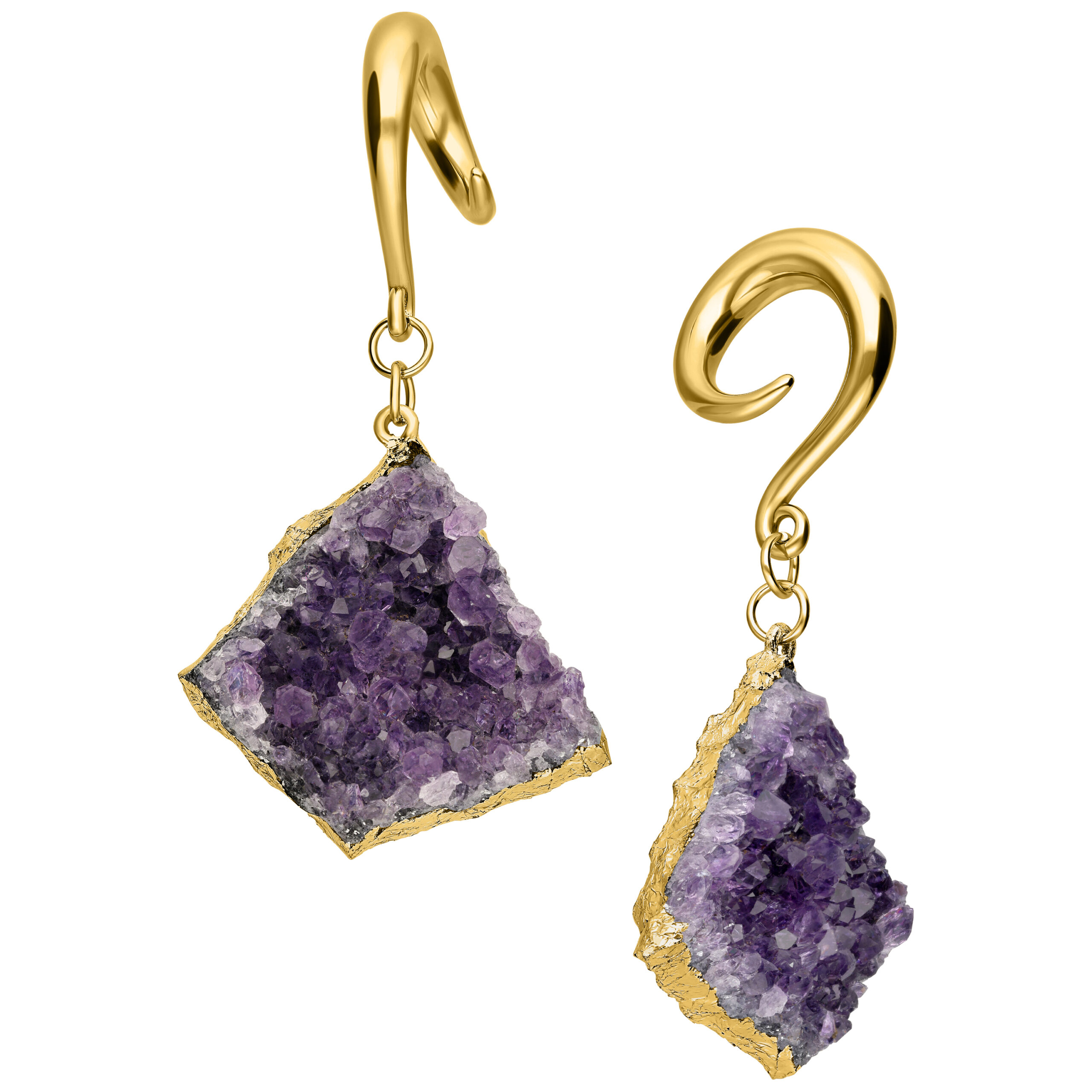 Pesas para orejas de metal dorado con cristales de amatista violeta sobre fondo blanco