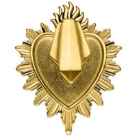 Peso para oreja dorado en forma de corazón con diseño brillante sobre fondo blanco