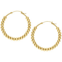 Zwei goldene Bubble Hoops Ohrringe aus Chirurgenstahl auf weißem Hintergrund