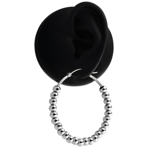 Pendientes plateados estilo aro con diseño de burbujas sobre fondo negro