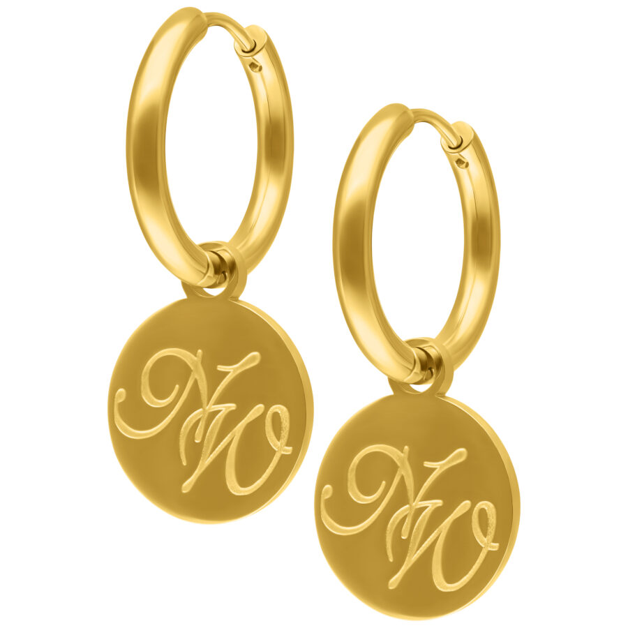 Aros dorados de Nightwish con colgante de logo sobre fondo blanco
