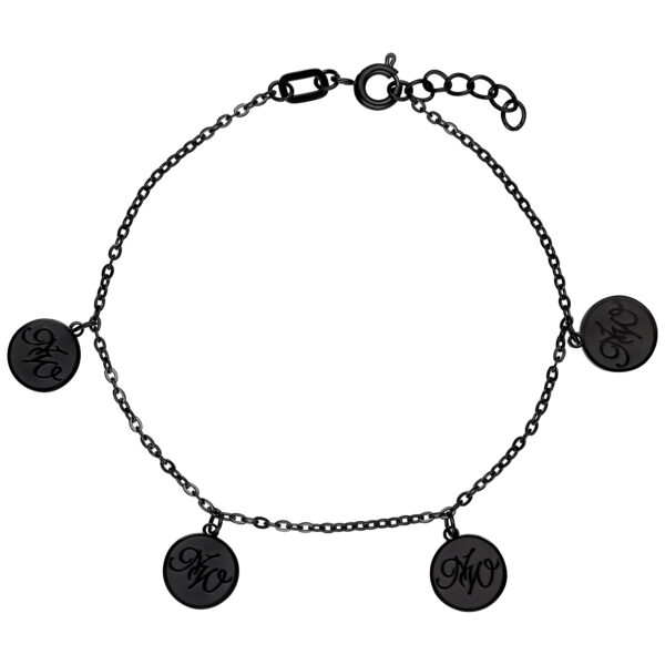 Pulsera negra con charms de Nightwish sobre fondo blanco