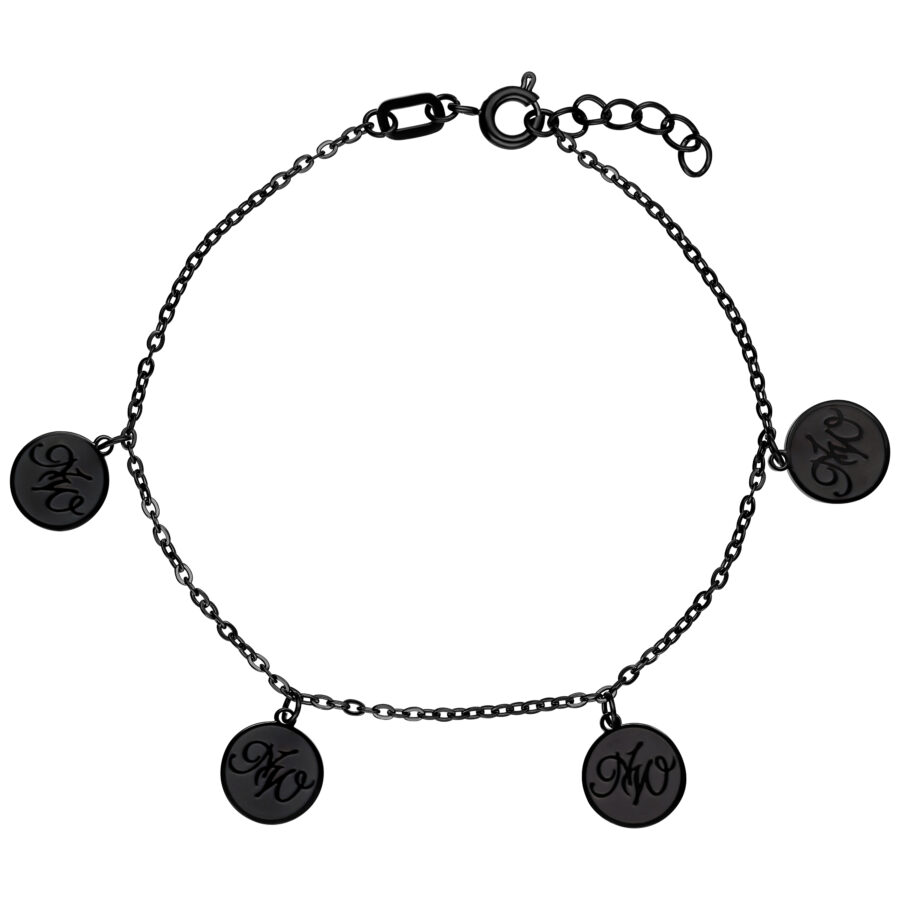 Pulsera negra con charms de Nightwish sobre fondo blanco