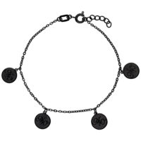 Pulsera negra con charms de Nightwish sobre fondo blanco