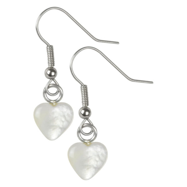 Pendientes de corazón blancos de plata sobre fondo neutro