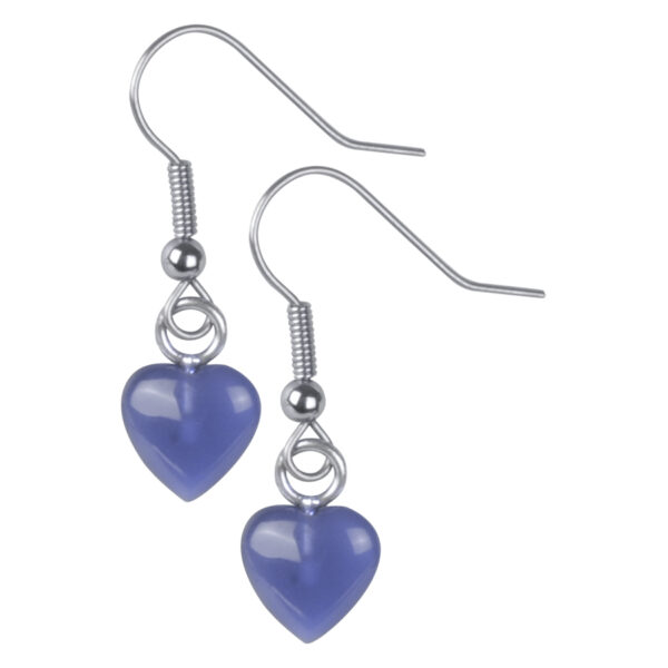 Pendientes de plata con colgantes de corazón azul sobre fondo blanco