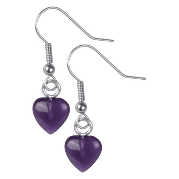 Pendientes de corazón lila de plata sobre fondo blanco