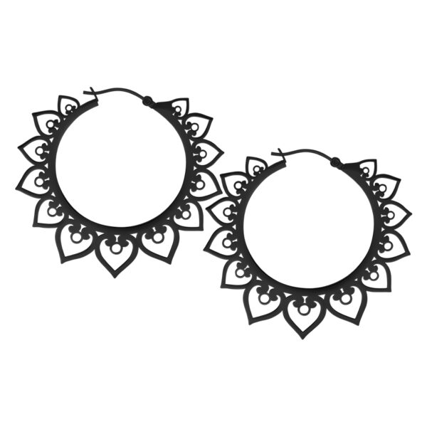 Dos aros de corazón negros de acero quirúrgico sobre fondo blanco