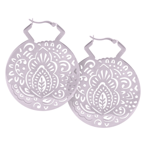Dos aros plateados con diseño Mehndi sobre fondo blanco