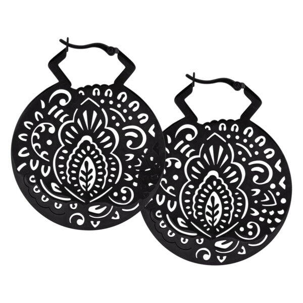 Aros negros de acero quirúrgico con diseño Mehndi sobre fondo blanco