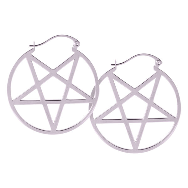 Pendientes de pentagrama de color plata hechos de acero quirúrgico sobre fondo blanco