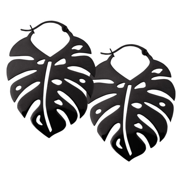 Dos pendientes de Monstera negros de acero quirúrgico sobre fondo blanco