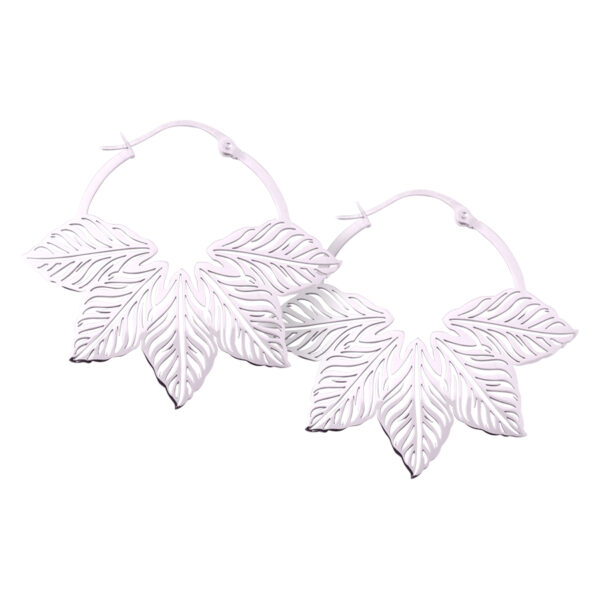 Aros Abey plateados en forma de hoja sobre fondo blanco