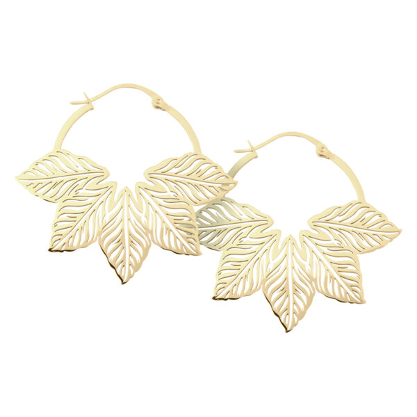 Pendientes Abey Hoops dorados con diseño de hojas delicadas sobre fondo blanco
