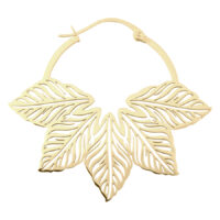 Abey Hoops - Aros dorados con diseño de hojas Pendientes dorados en forma de hojas estilizadas sobre fondo blanco