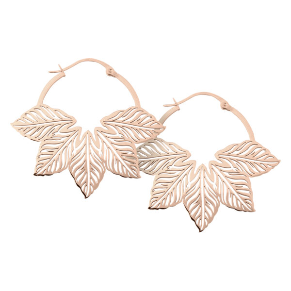 Pendientes Abey Hoops de oro rosa sobre fondo blanco con diseño de hojas