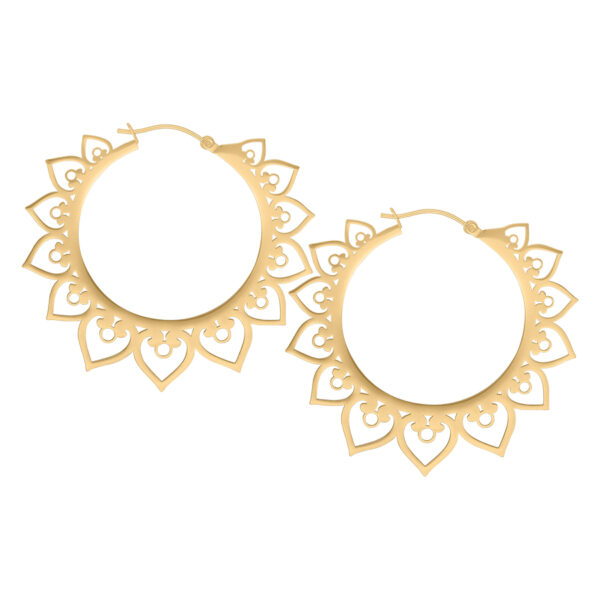 Par de aros dorados con diseño de corazón sobre fondo blanco